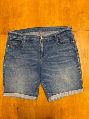 Old Navy Bermuda Light wash blue, Roll Cuff Denim Shorts Women’s Sz 16